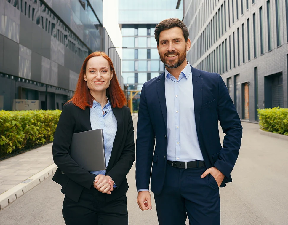 Consultores imobiliários da Zeemob num ambiente profissional, simbolizando crescimento de carreira e acompanhamento especializado.
